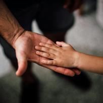 Selektive Fokusfotografie Der Kinderhand